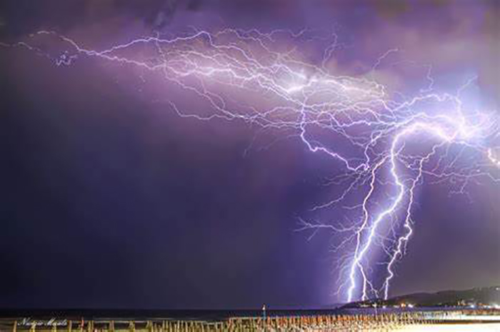 解密防雷檢測盒的奧秘：保護(hù)你的電子設(shè)備免受雷擊的利器